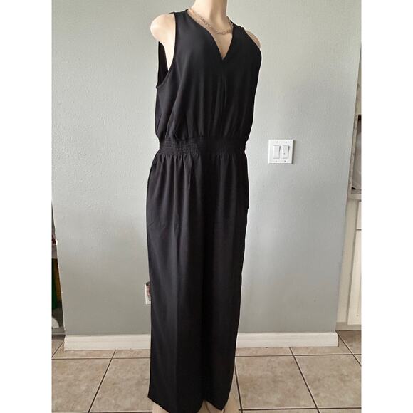 Chic Black Sleeveless Wide-Leg Jumpsuit – Medium – Elegant Stretch Waist - Picture 3 of 5